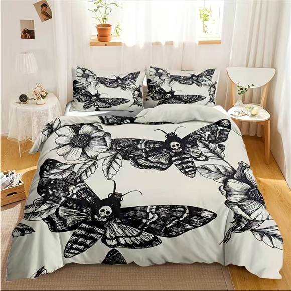 Other - Gorgeous Death Head Moth Duvet Cover with  2 Matching Pillowcases - Size: Queen